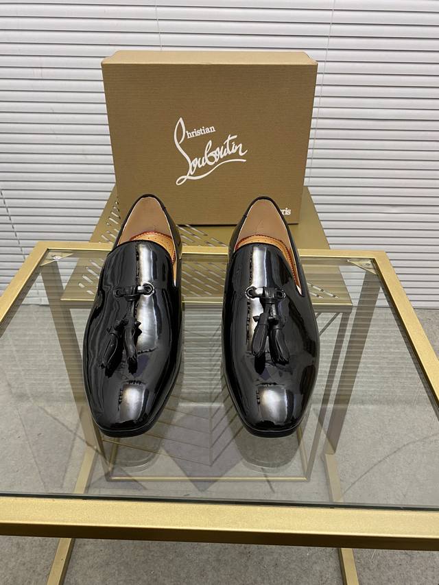 定做款。出厂价 。Christian Louboutin Cl红底鞋 专柜系列，情侣休闲板鞋 独家热款发布活动乳胶垫脚成品大底车线女35-40#男38#-46,